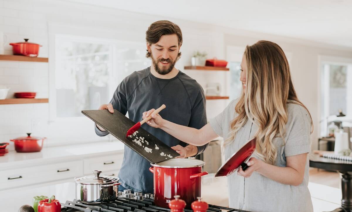 Sgrassatura professionale cucina Roma: rimozione grasso su piano cottura e forno con prodotti certificati