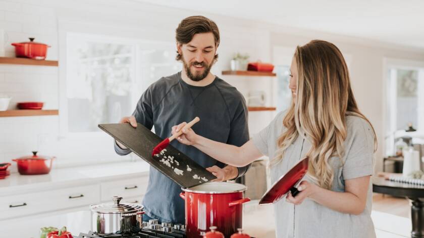 Sgrassatura professionale cucina Roma: rimozione grasso su piano cottura e forno con prodotti certificati