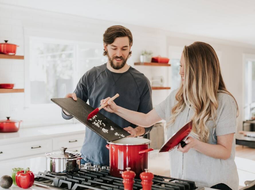 Sgrassatura professionale cucina Roma: rimozione grasso su piano cottura e forno con prodotti certificati