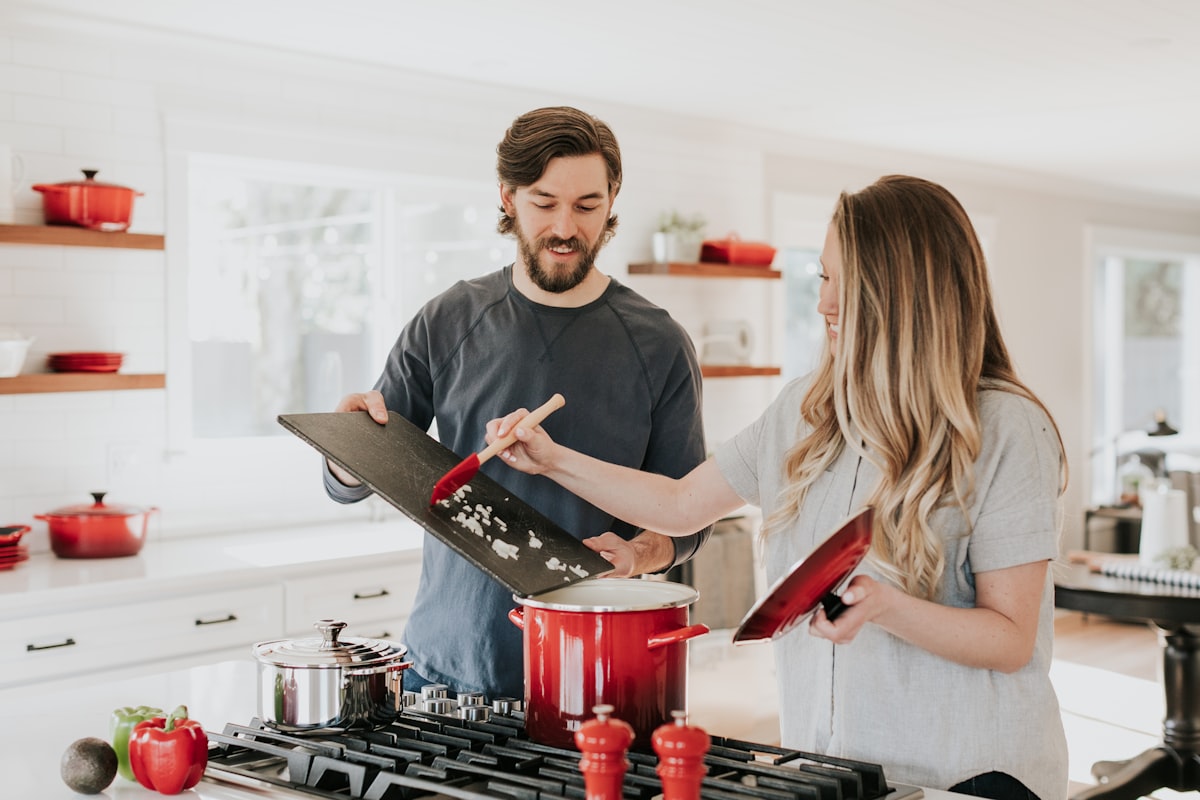 Sgrassatura professionale cucina Roma: rimozione grasso su piano cottura e forno con prodotti certificati — PuroLux